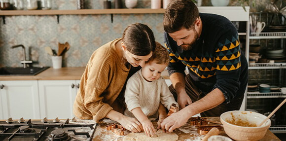 Un niño haciendo galletas en familia.