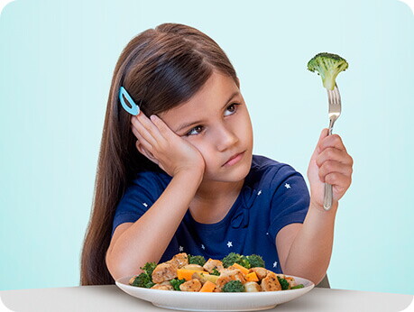 Niña comiendo vegetales