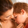 Mamá consolando a su hijo que está triste.